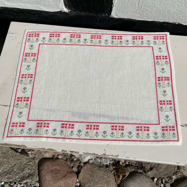 "Flag" - dkkeserviet med broderi