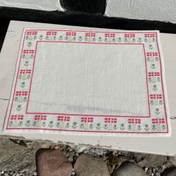 "Flag" - dkkeserviet med broderi