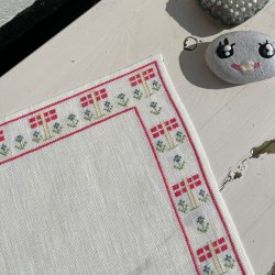 "Flag" - dkkeserviet med broderi