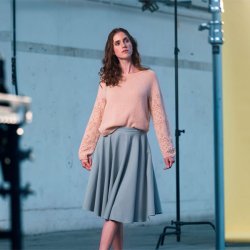 Fleur - bluse med hulmønster på ærmer
