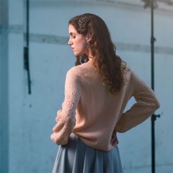 Fleur - bluse med hulmønster på ærmer