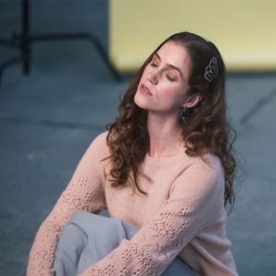 Fleur - bluse med hulmønster på ærmer