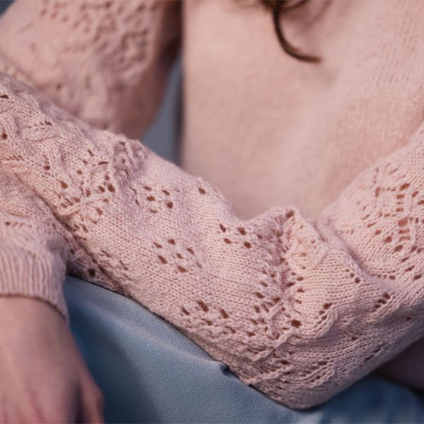 Fleur - bluse med hulmønster på ærmer
