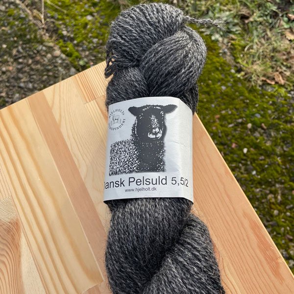 Dansk Pelsuld 5,5/2 fra Hjelholts Uldspinderi