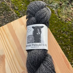 Dansk Pelsuld 5,5/2 fra Hjelholts Uldspinderi