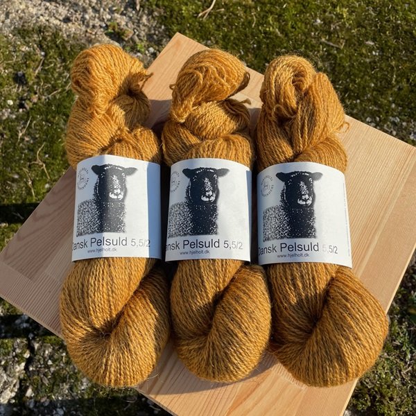 Dansk Pelsuld 5,5/2 fra Hjelholts Uldspinderi