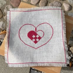 Julehjerte - brdbakkeserviet med broderi