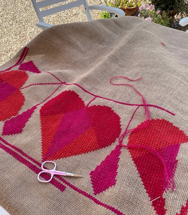 Hjerter og kugler - juletrstppe med broderi