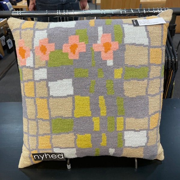 Hsttid - stramajpude med broderi