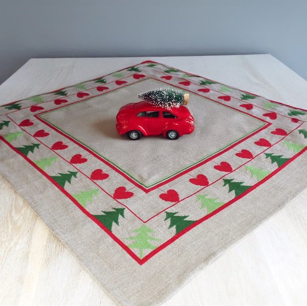 Hjerter og trer - juledug med broderi