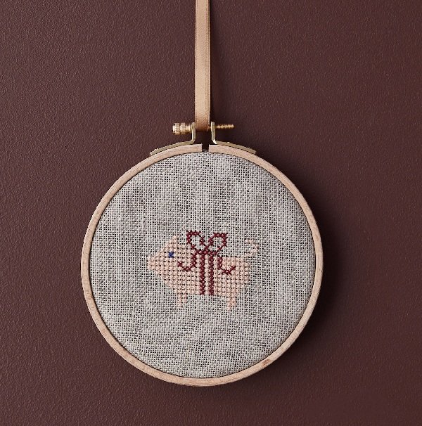 Julegris med sl�jfe - julebroderi