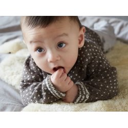 Strikkekit til brunlig babytr�je med hvidt m�nster