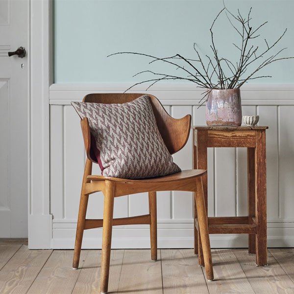 Mindful red art - pude med broderi