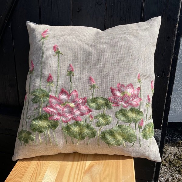 Pink lotus flowers pillow - pude med broderi