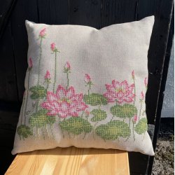 Pink lotus flowers pillow - pude med broderi