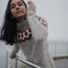 Rubysweater - flot strik i Hyrdegarn