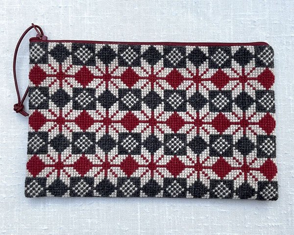 Stella, rd - clutch med broderi