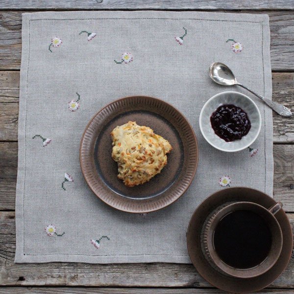 Tusindfryd - serviet med broderi