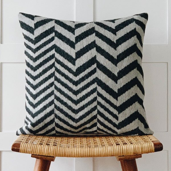 Zig Zag - pude med broderi