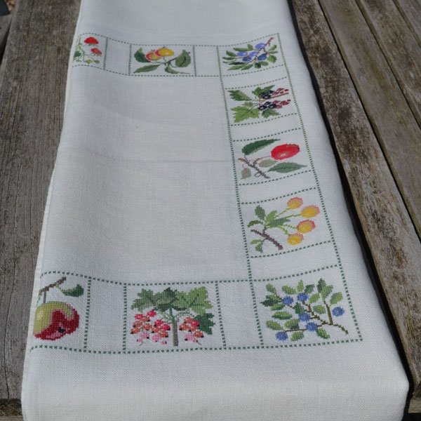 Frugter og br - dug med broderi