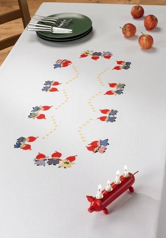 Dansende nisser - juledug med broderi