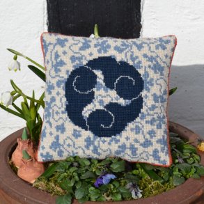 Bindesbll - stor nlepude med broderi