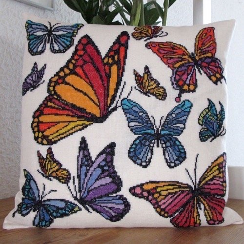 Flyvende sommerfugle - pude med broderi 