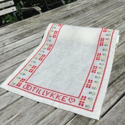 "Flag" - dkkeserviet med broderi