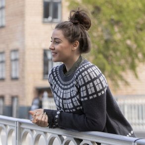 Borgen - sweater med rundt brestykke