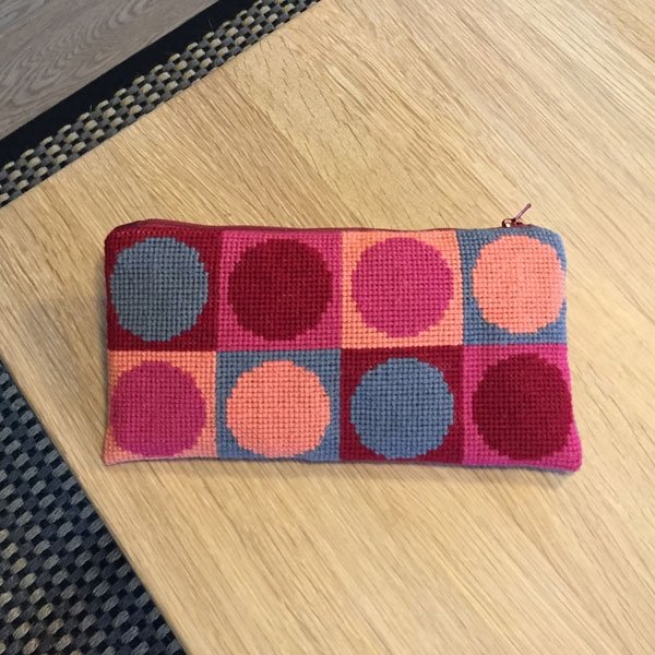 Penal - "dots" penalhus med broderi