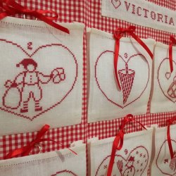 Victoria, bl - julekalender med broderi