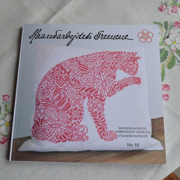 Broderikatalog nr. 18 fra Haandarbejdets Fremme 